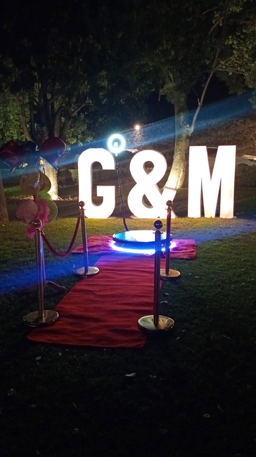 Máquina de fotos 360 iluminada en un evento de noche