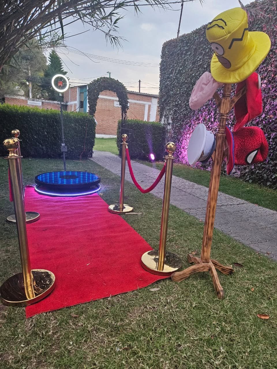 Plataforma 360 en jardín con props