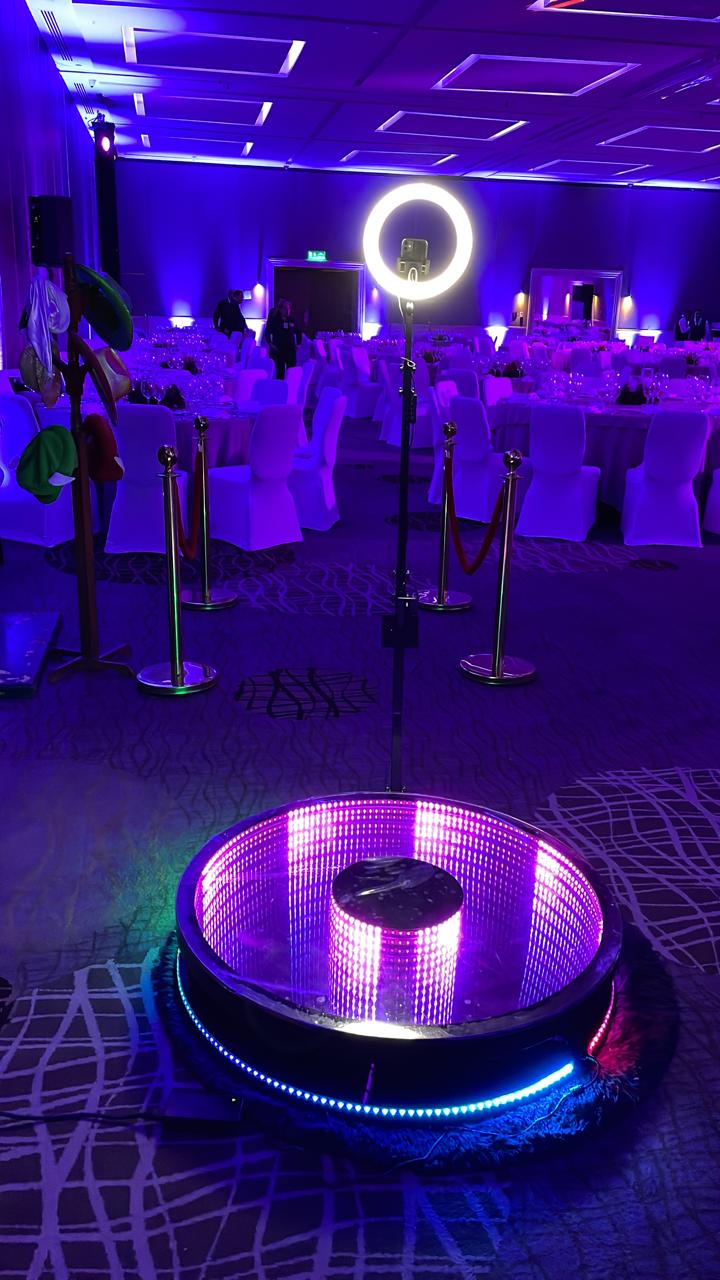 Cabina 360 con aro de luz LED montada en un salón de eventos