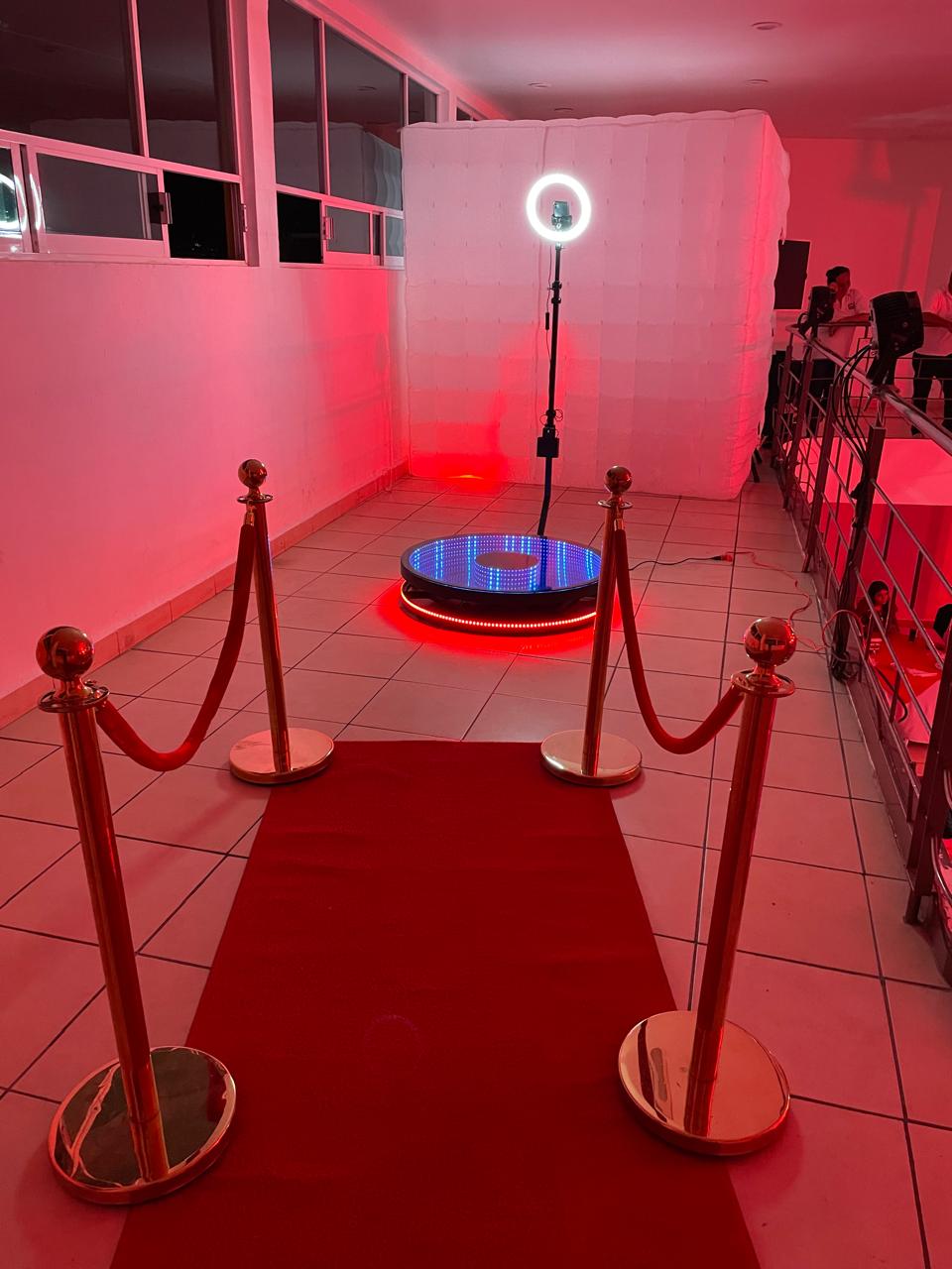 Montaje de la cabina 360 con alfombra roja y props