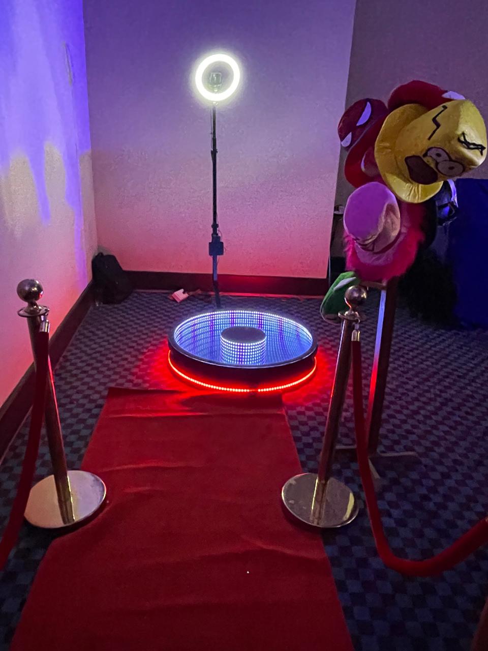 Cabina 360 con aro de luz y alfombra roja lista para grabar
