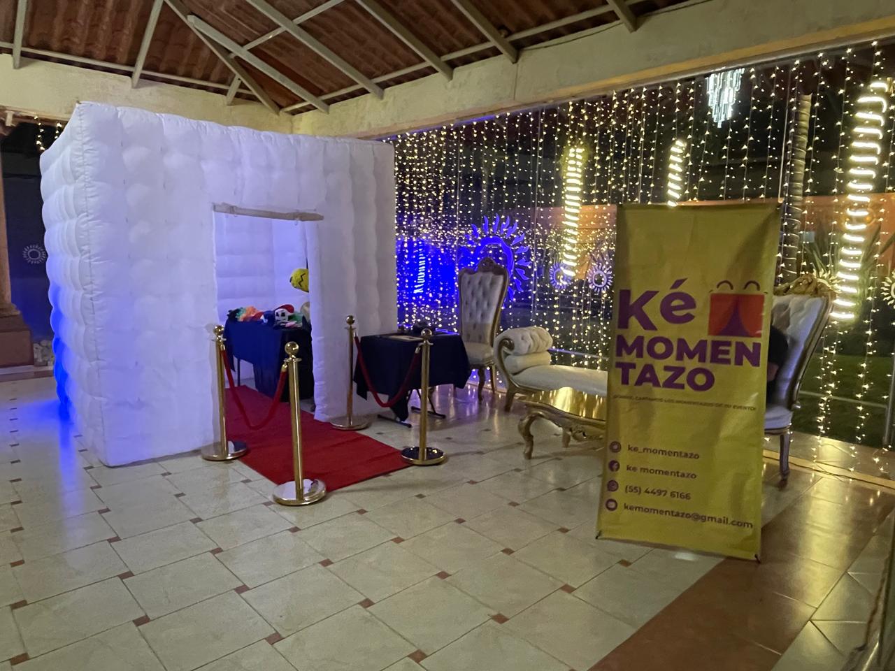 Cabina inflable montada en un salón de eventos