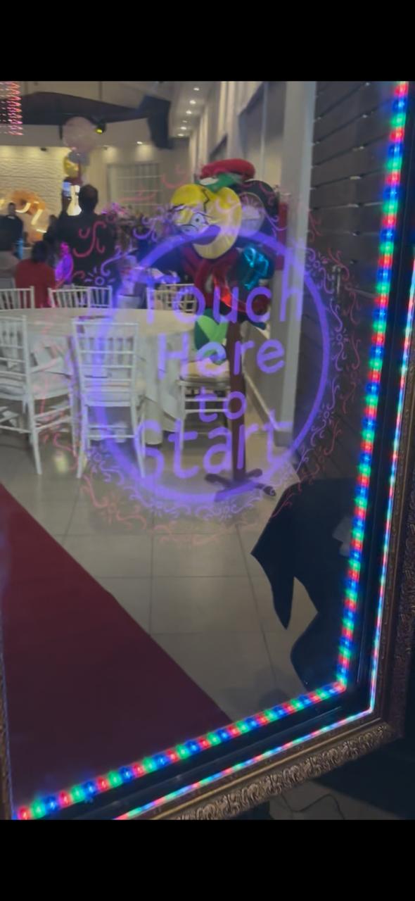 Reflejo de los invitados en el espejo mágico durante un evento