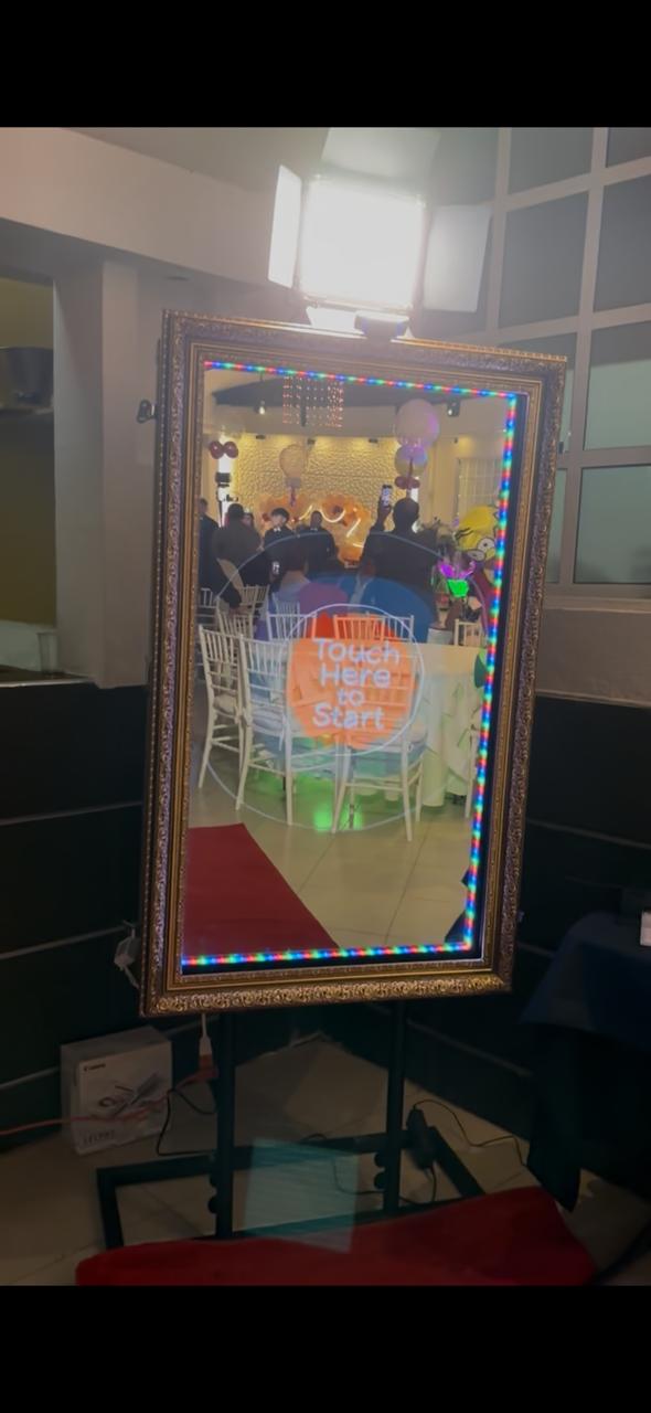 Espejo Mágico de cuerpo completo con marco dorado y luces LED en un evento